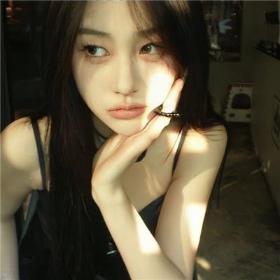 她在寒风中绽放