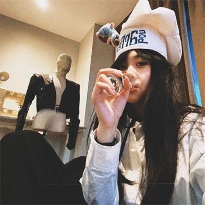 双姝斗影月光寒